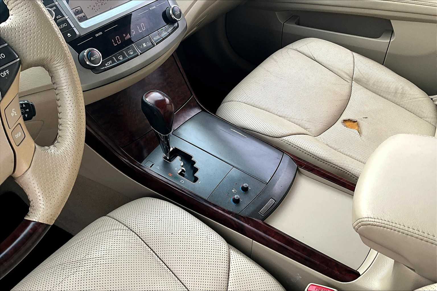 2011 Toyota Avalon Limited photo 15