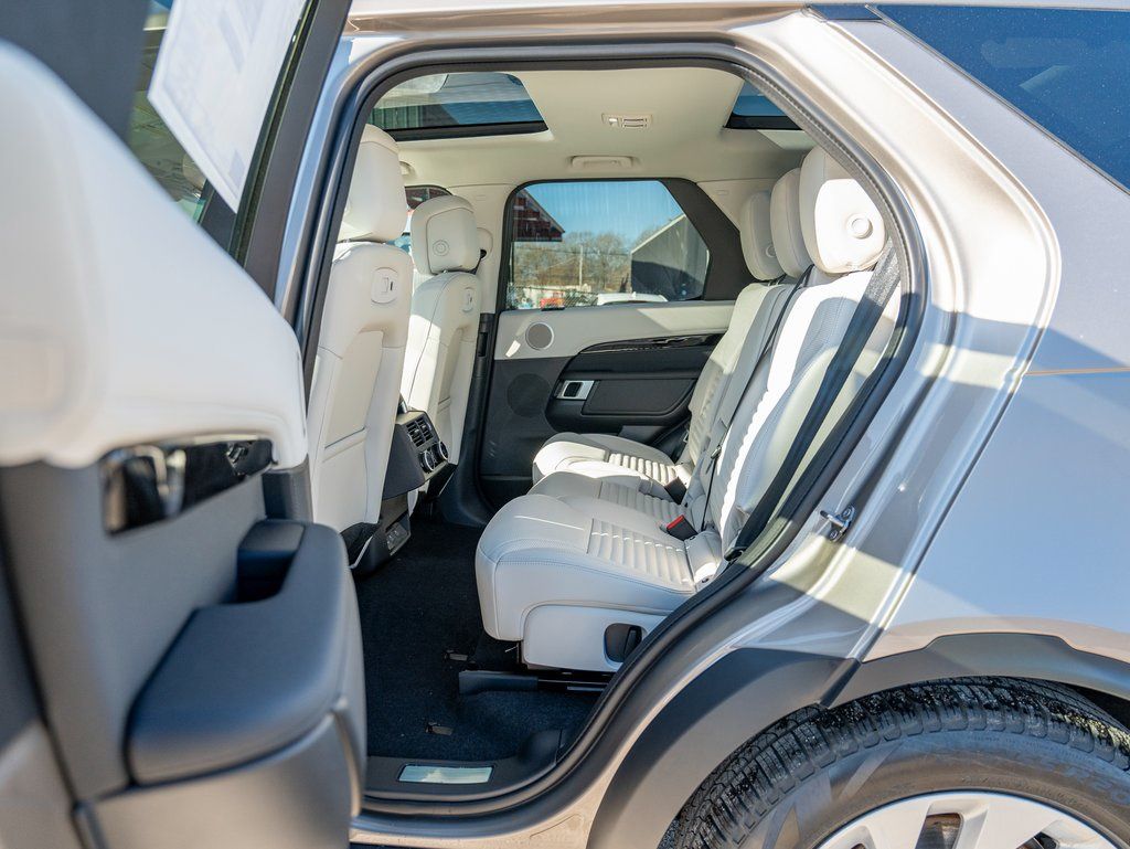 2025 Land Rover Discovery S photo 19