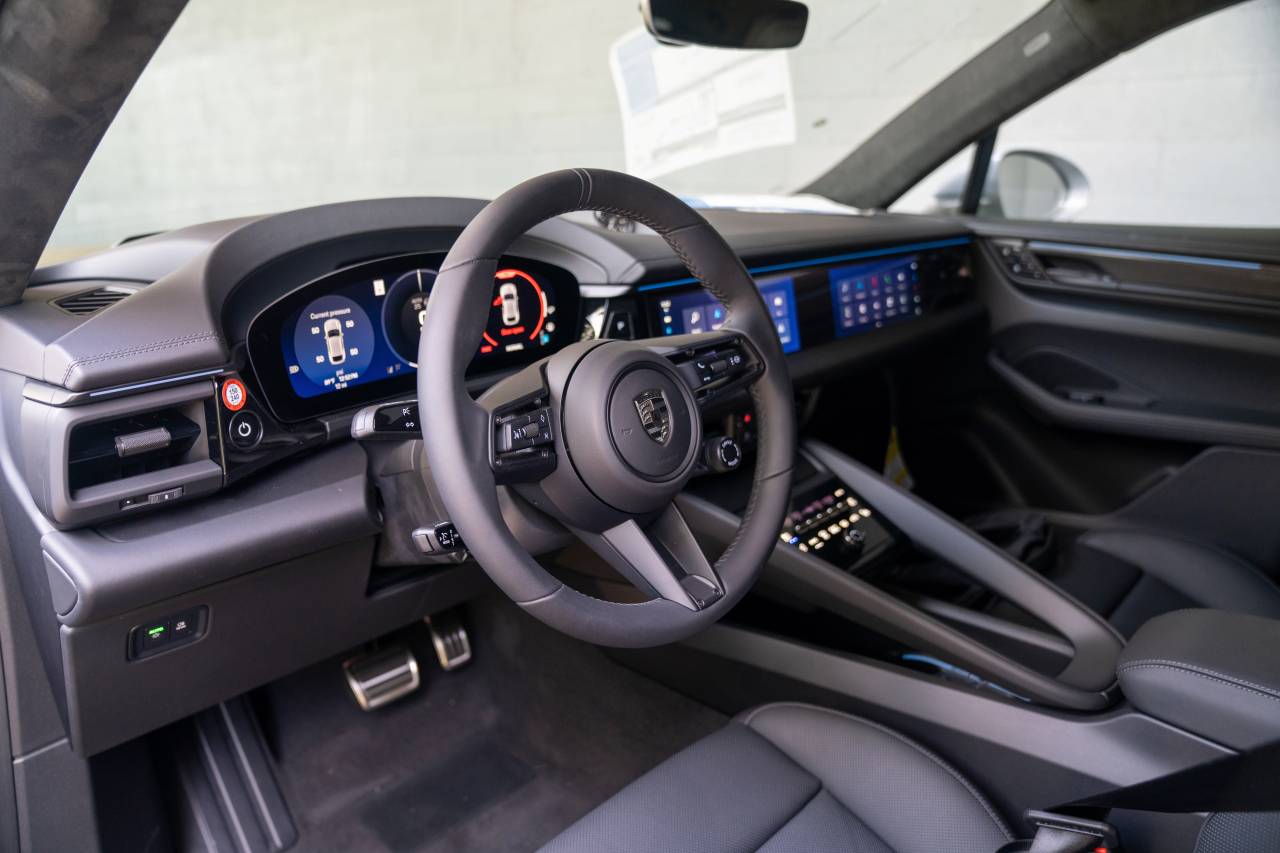2025 Porsche Macan Turbo Electric photo 4