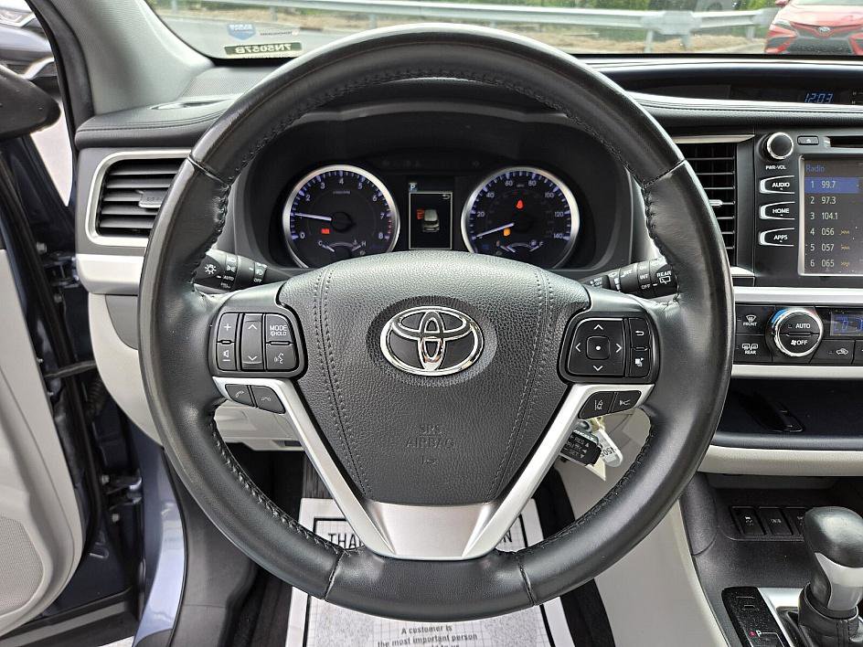 2019 Toyota Highlander LE Plus photo 21