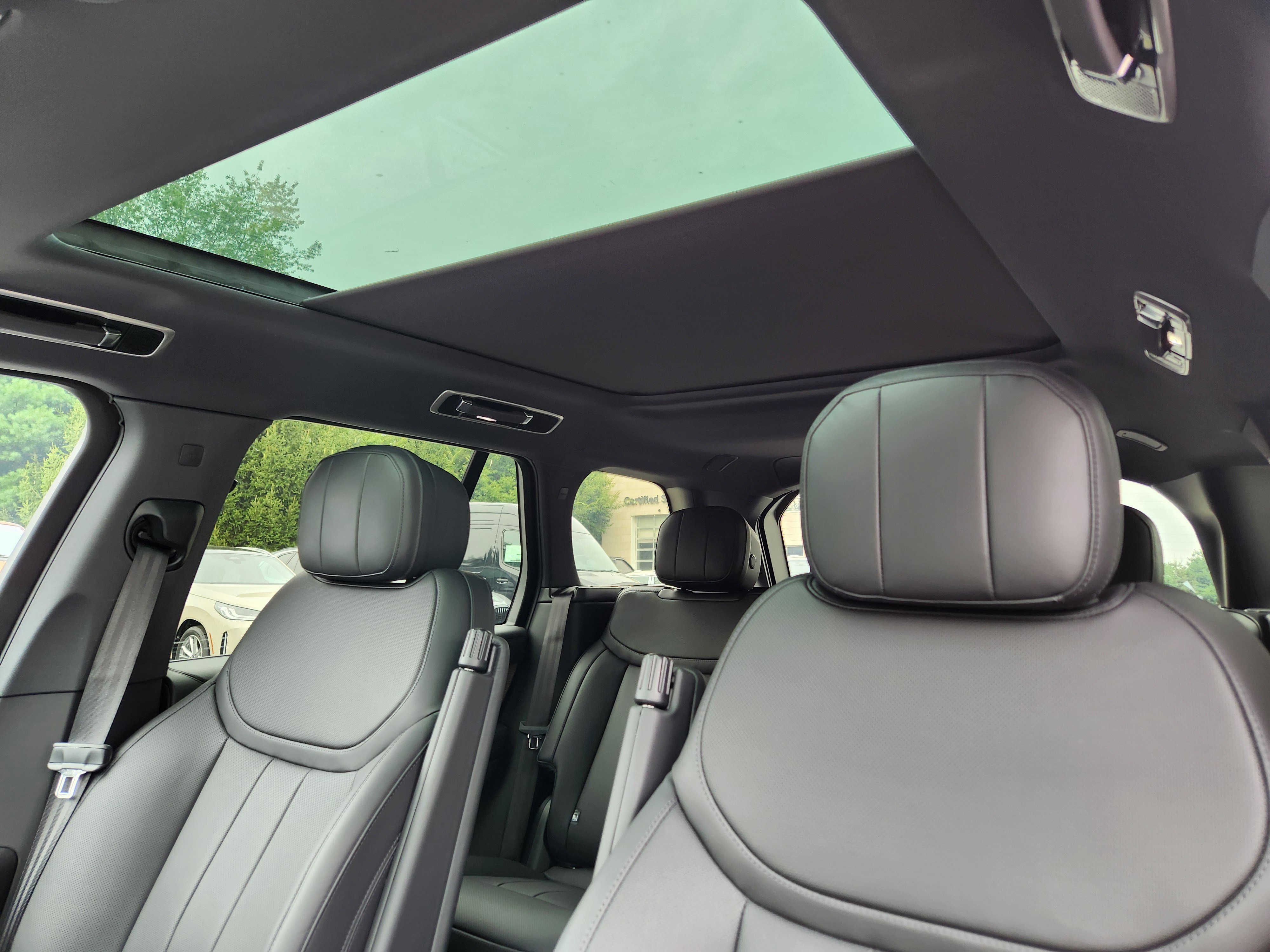 2025 Land Rover Range Rover SE photo 4