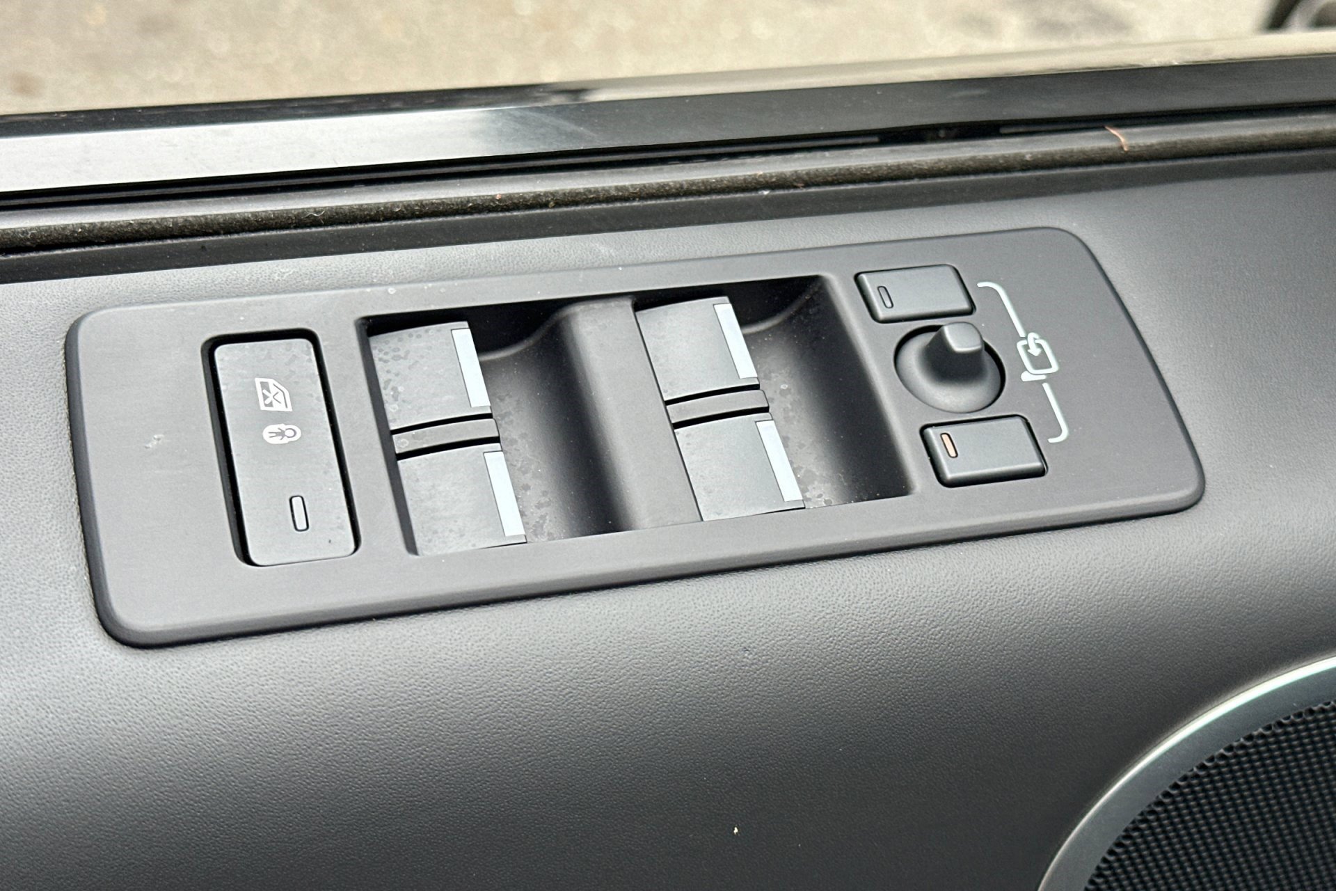 2024 Land Rover Discovery Metropolitan Edition photo 14