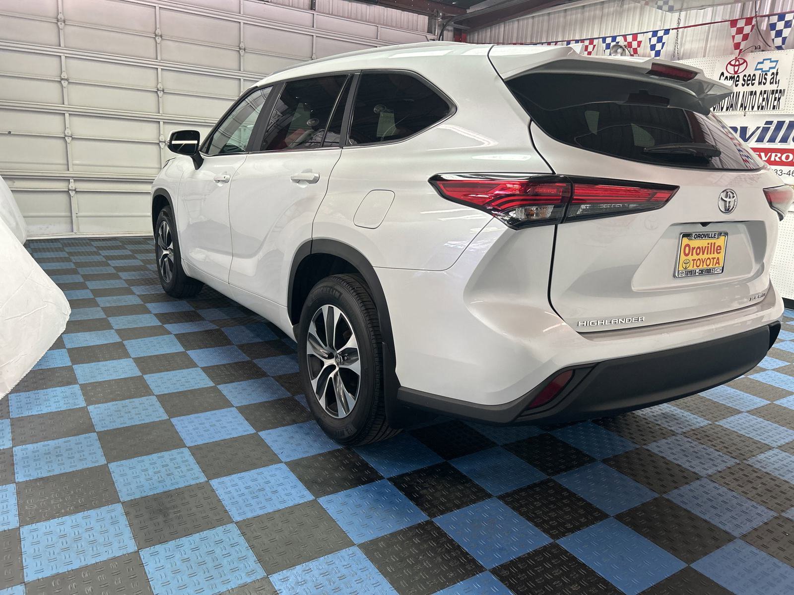 2023 Toyota Highlander XLE photo 3