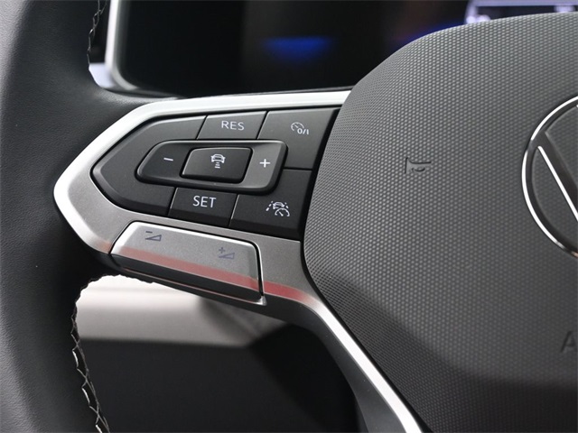 2025 Volkswagen Taos SE photo 2