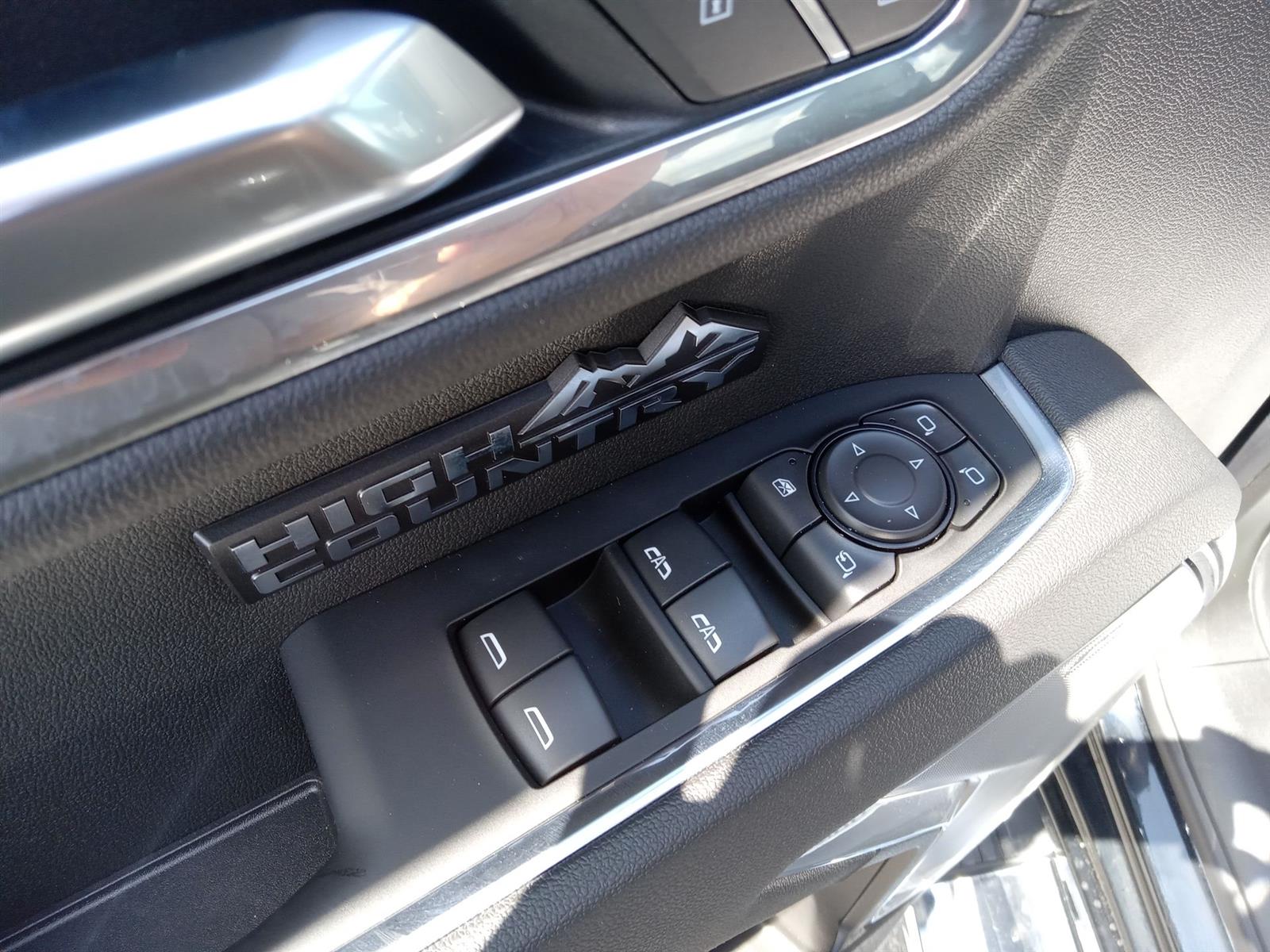 2025 Chevrolet Silverado 1500 High Country photo 13