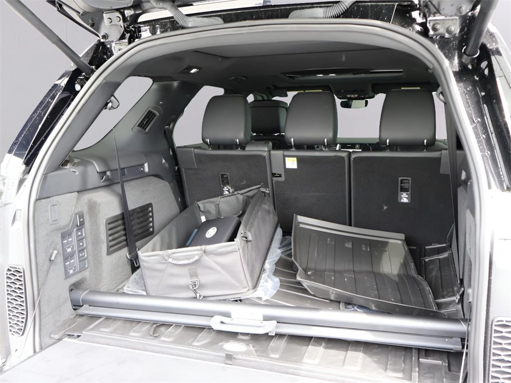 2025 Land Rover Discovery Metropolitan Edition photo 11