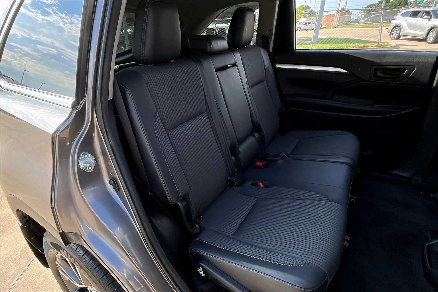 2017 Toyota Highlander LE Plus photo 17