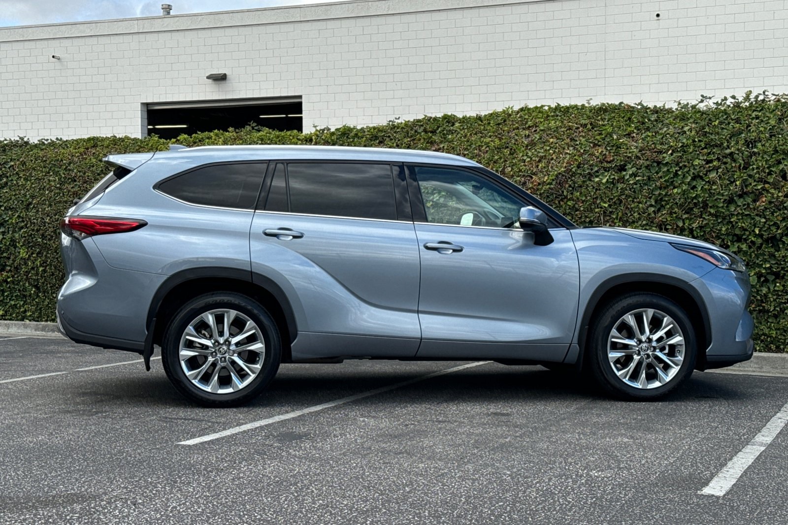 2022 Toyota Highlander Limited photo 3