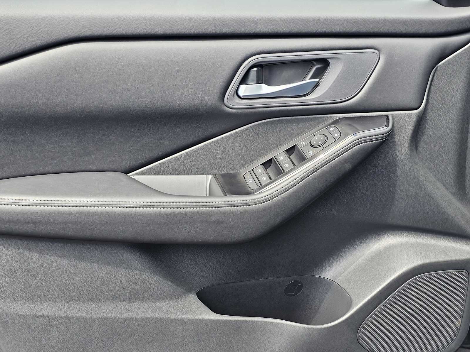 2026 Nissan Rogue SV photo 13