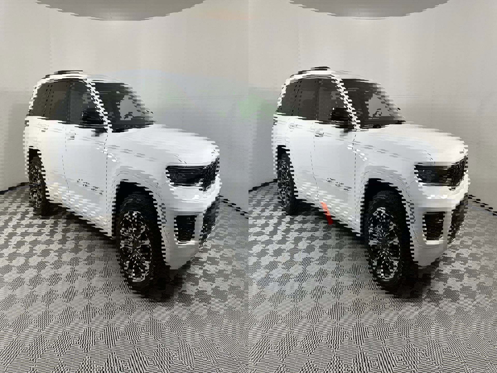 2025 Jeep Grand Cherokee Overland photo 2