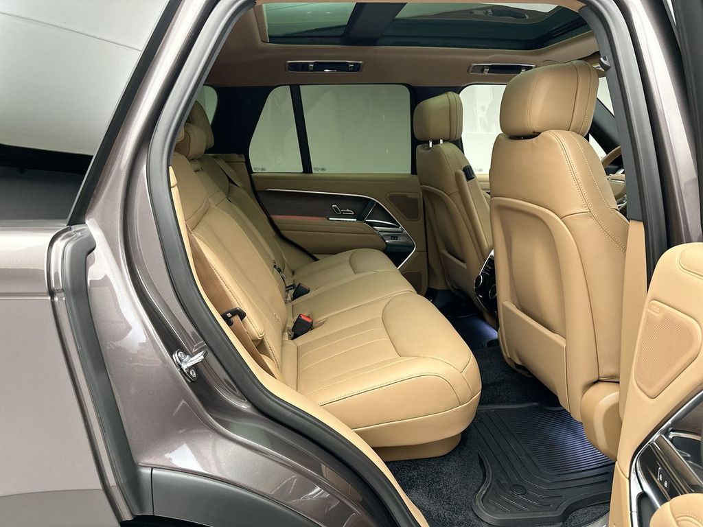 2025 Land Rover Range Rover SE photo 6