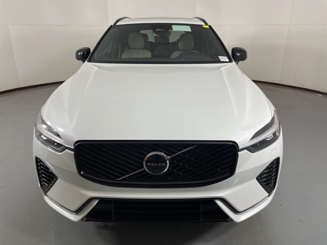 2026 Volvo XC60 T8 photo 2
