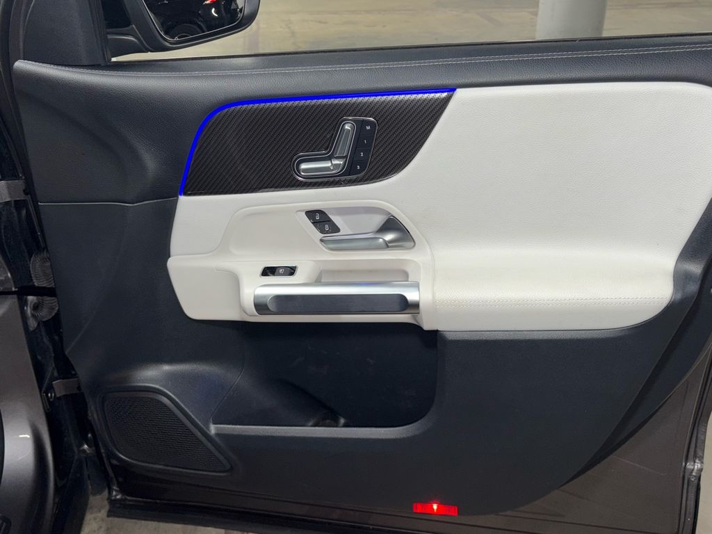 2022 Mercedes Benz GLB 250 photo 4