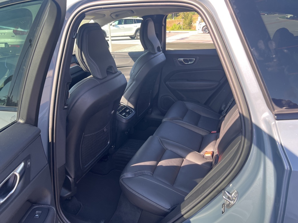 2023 Volvo XC60 B5 Ultimate photo 3
