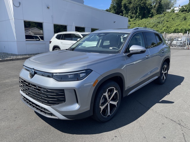 2025 Volkswagen Tiguan SE photo 2