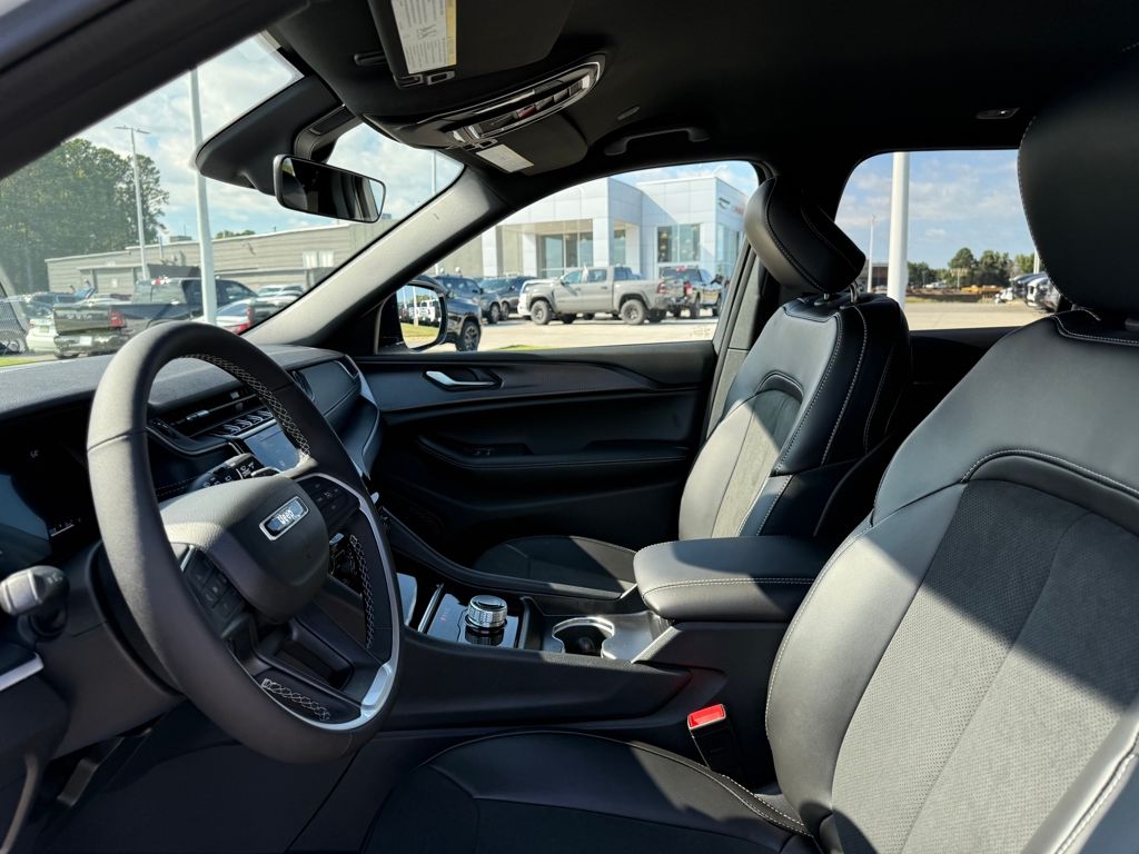 2025 Jeep Grand Cherokee Altitude photo 8