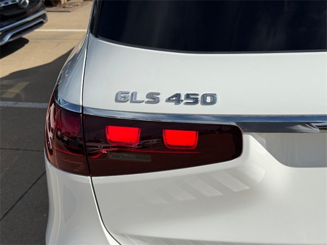 2025 Mercedes Benz GLS 450 4MATIC photo 4