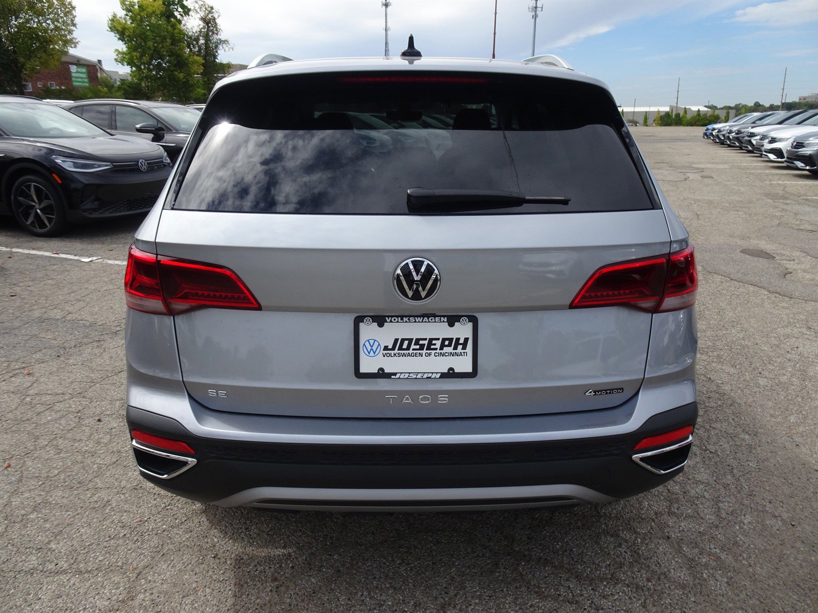 2024 Volkswagen Taos SE photo 4