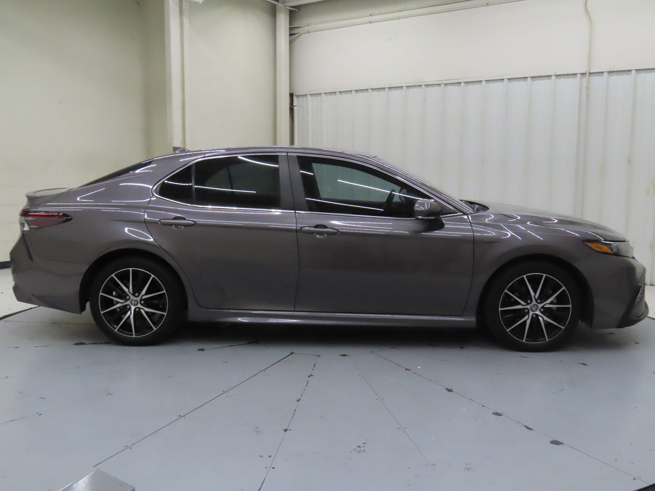 2022 Toyota Camry Hybrid SE photo 2