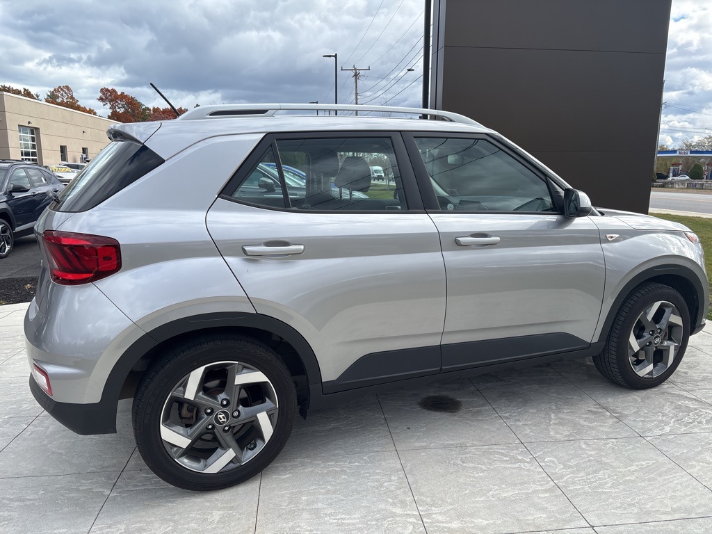 2023 Hyundai Venue SEL photo 4