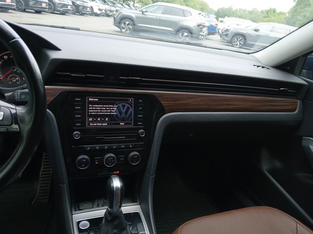 2020 Volkswagen Passat 2.0T SEL photo 17