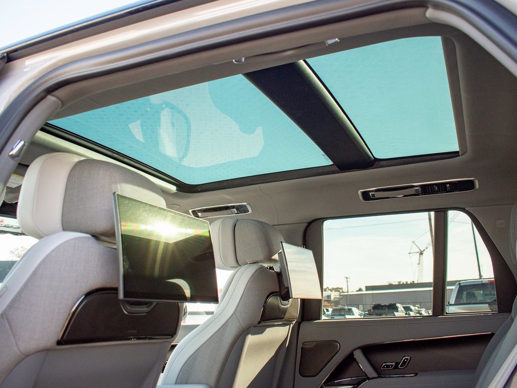2025 Land Rover Range Rover SV photo 17
