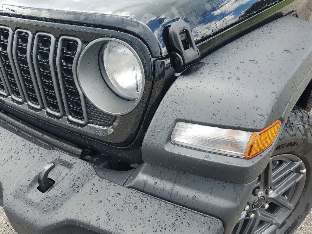2025 Jeep Wrangler photo 16
