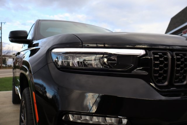 2025 Jeep Grand Cherokee Summit photo 4