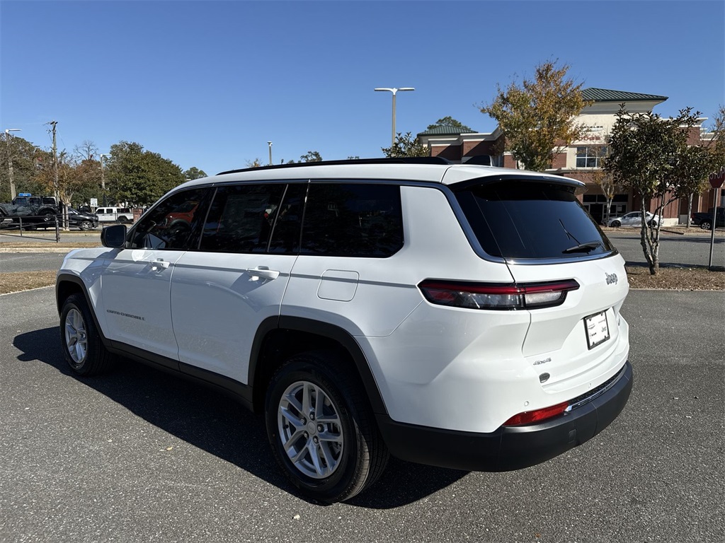 2025 Jeep Grand Cherokee Laredo photo 4