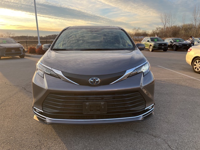 2021 Toyota Sienna XLE photo 2