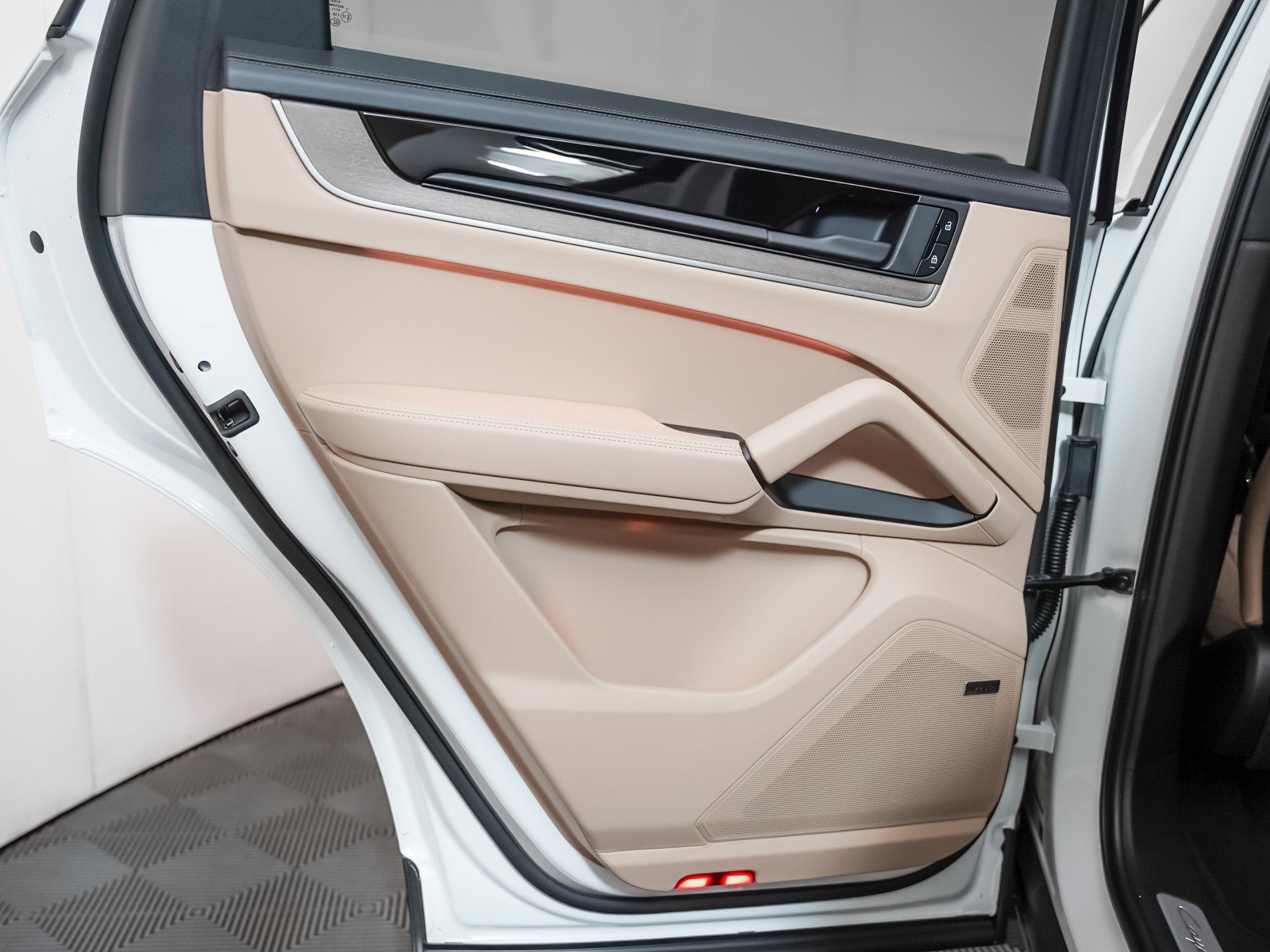 2025 Porsche Cayenne photo 24