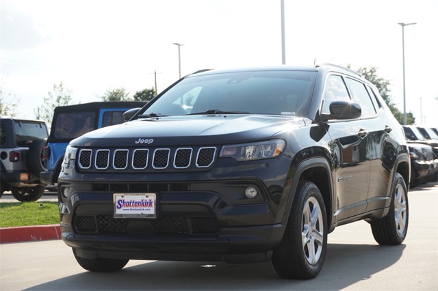 2023 Jeep Compass Latitude photo 3