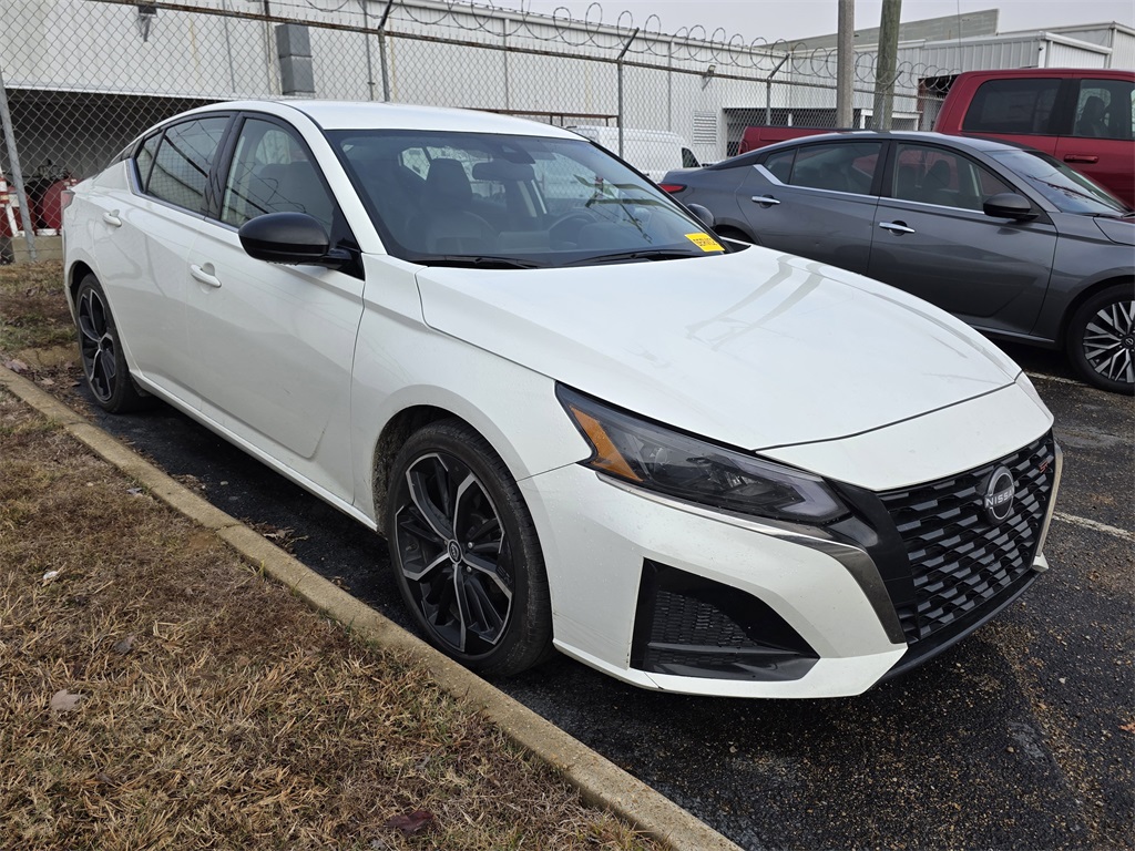 2024 Nissan Altima SR's photo