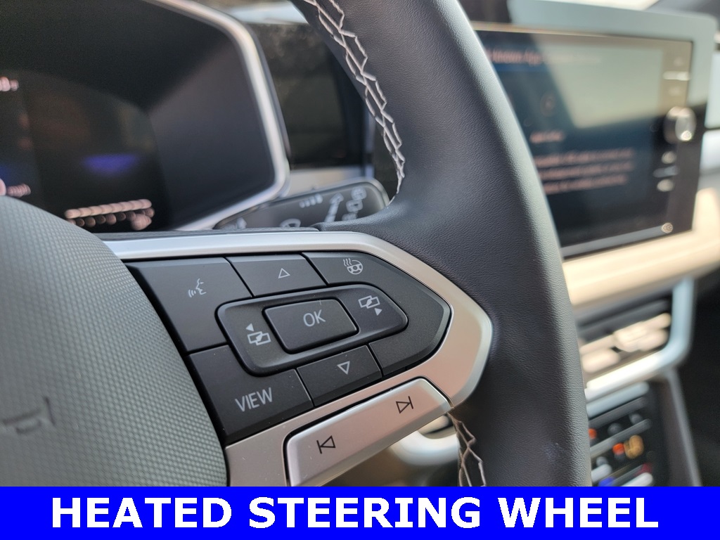 2025 Volkswagen Taos SE photo 3