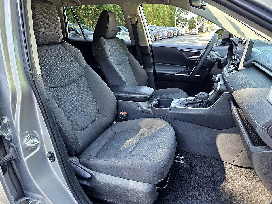 2024 Toyota RAV4 Hybrid XLE photo 14