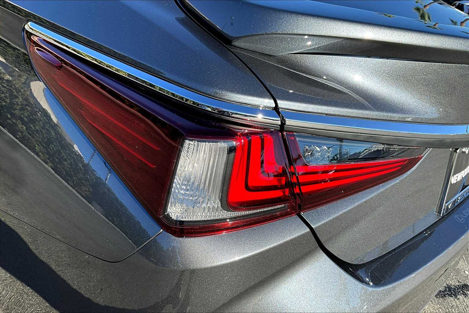 2025 Lexus ES 300h photo 12