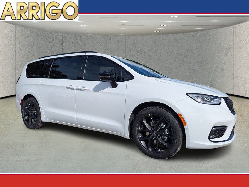 2026 Chrysler Pacifica Select's photo