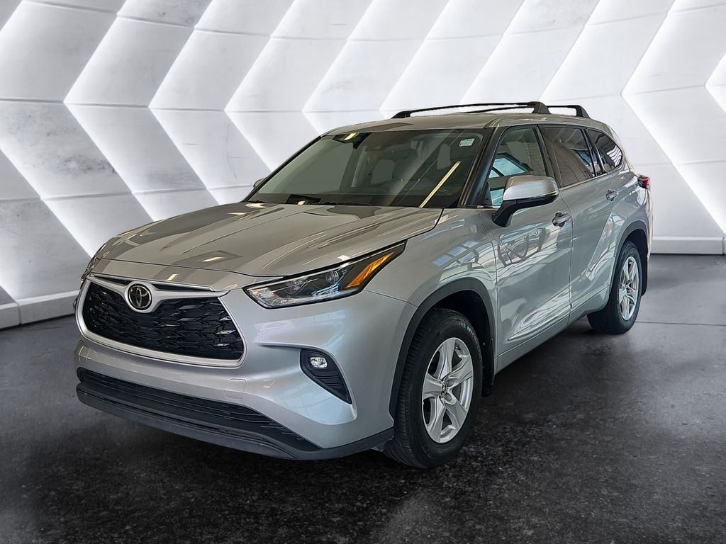 2021 Toyota Highlander LE photo 3