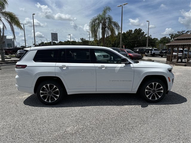 2025 Jeep Grand Cherokee Overland photo 2