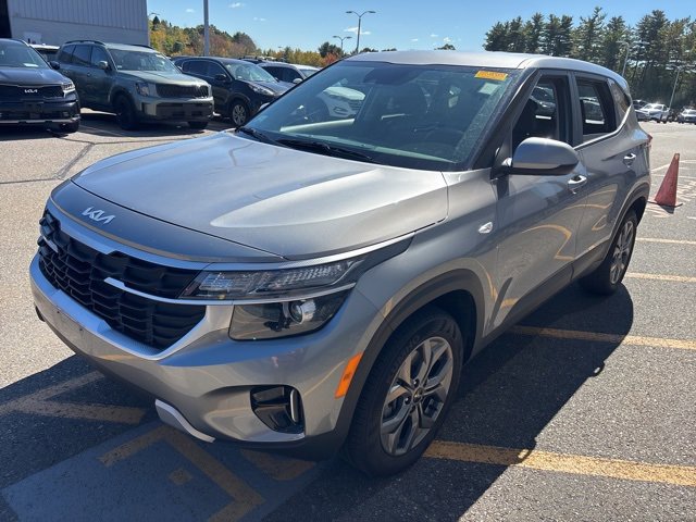 2024 Kia Seltos LX photo 2