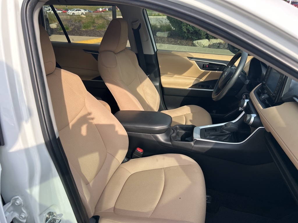 2021 Toyota RAV4 LE photo 27