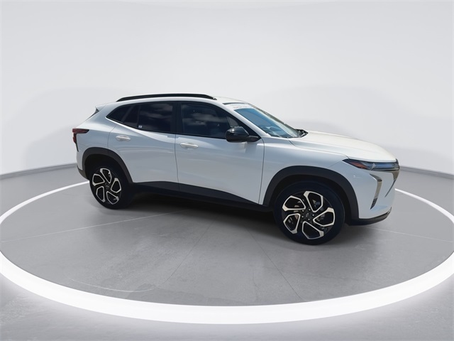 2025 Chevrolet Trax photo 2
