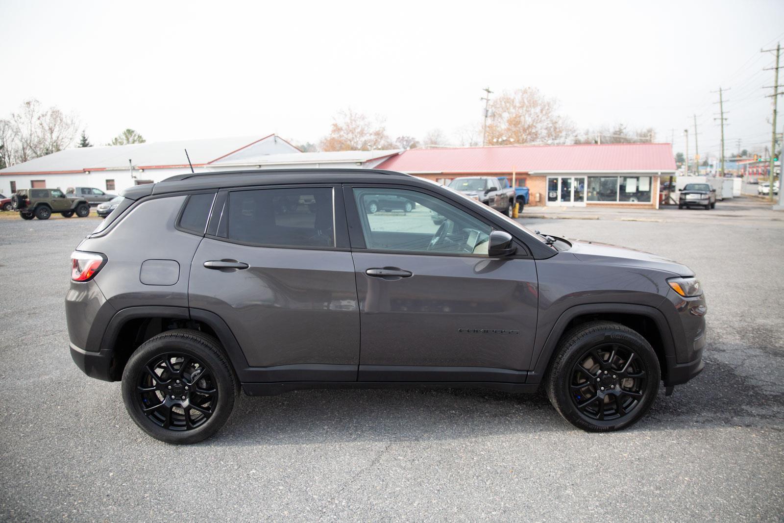 2024 Jeep Compass Latitude photo 2