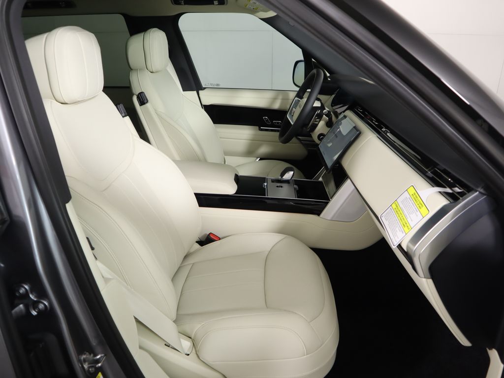 2025 Land Rover Range Rover SE photo 18