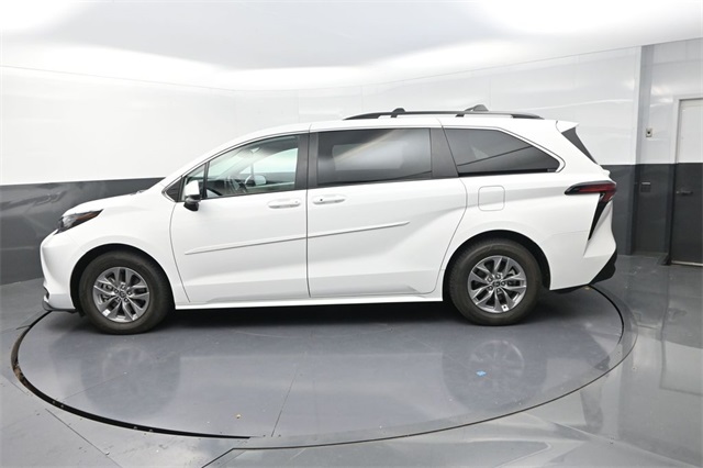 2022 Toyota Sienna LE photo 4