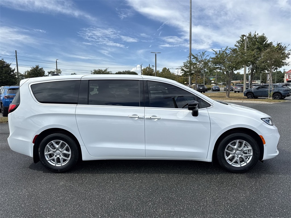2026 Chrysler Pacifica photo 2