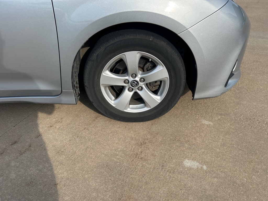 2020 Toyota Sienna LE photo 29