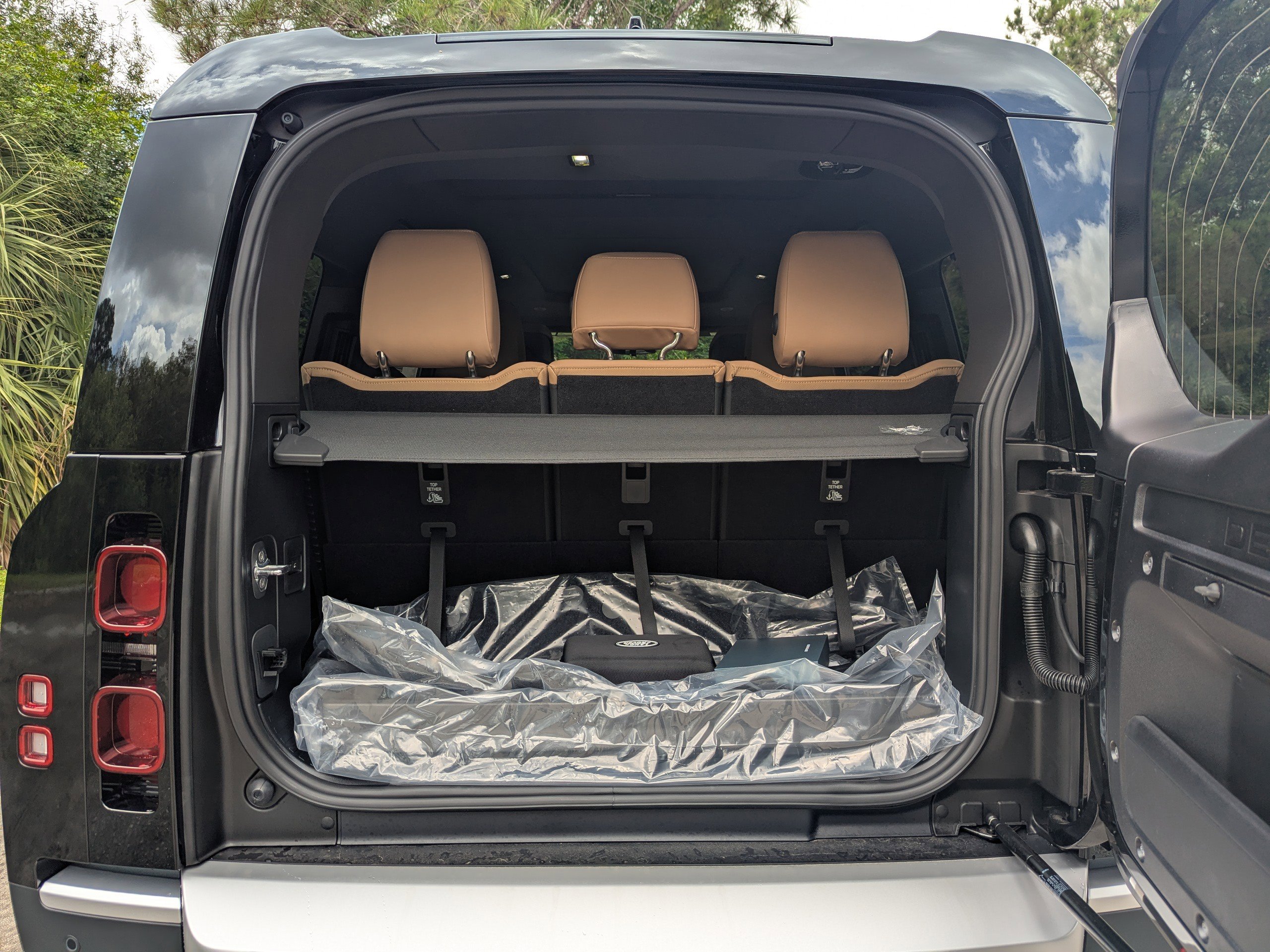 2025 Land Rover Defender 130 S photo 10