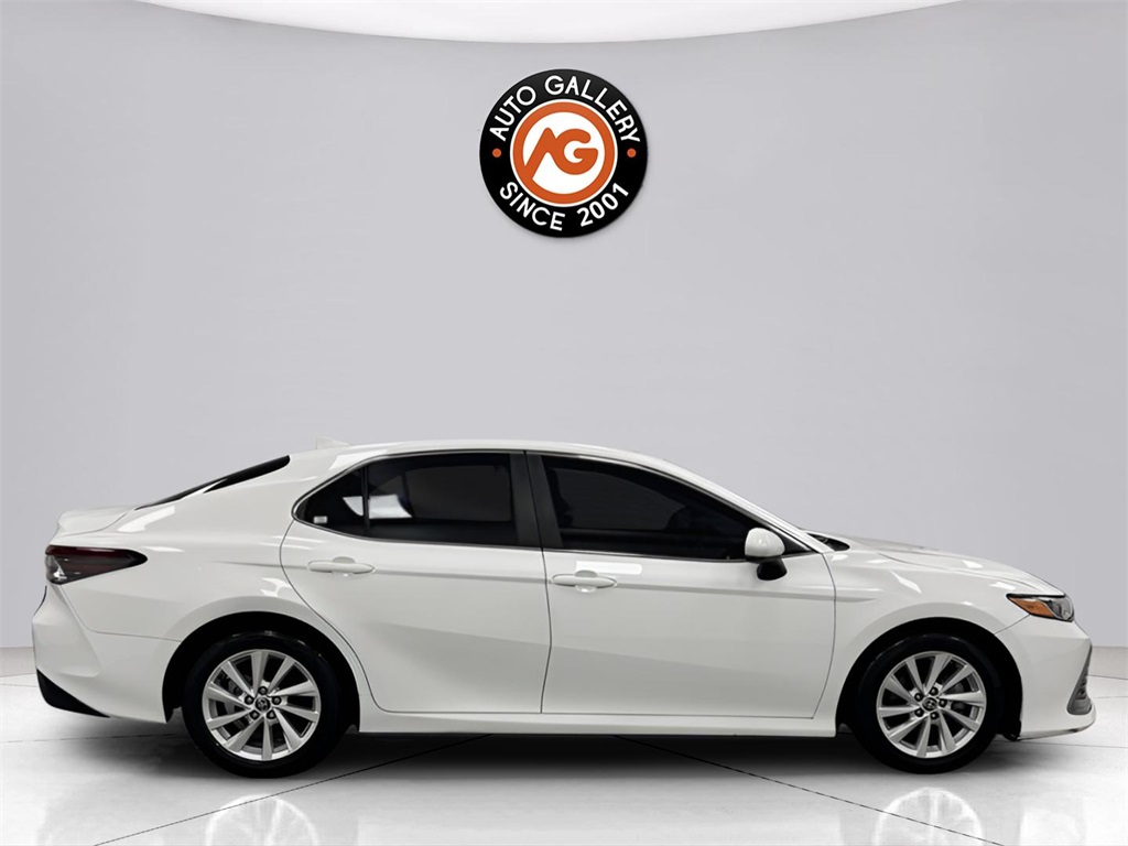 2022 Toyota Camry LE photo 8