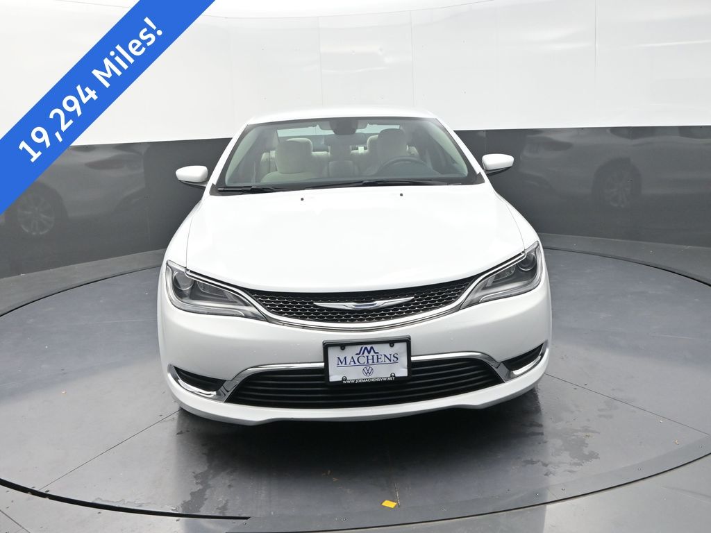 2016 Chrysler 200 Limited photo 2